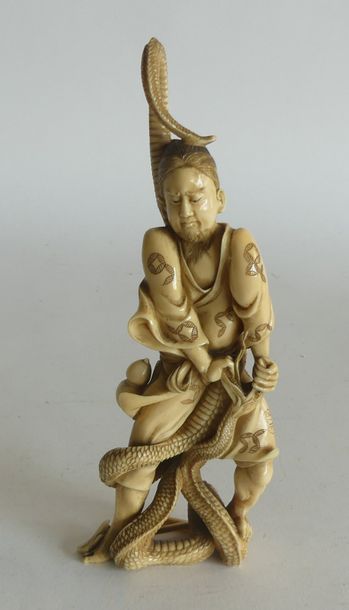 null OKIMONO en ivoire figurant un homme se battant avec un boa. Japon, XIXe. H....