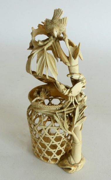 null OKIMONO en ivoire finement sculpté et ajouré, figurant un crabe sur un bambou,...