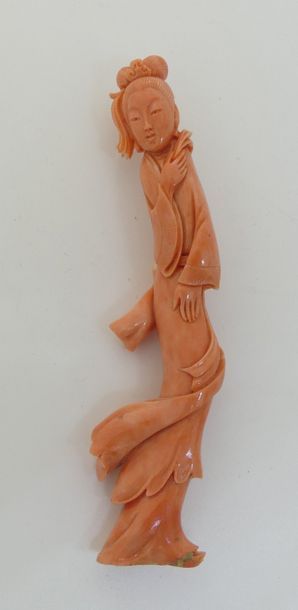 null SUJET en corail sculpté figurant une jeune femme retenant son écharpe. Chine....