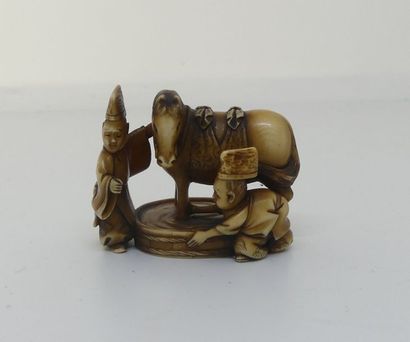 null NETSUKE en ivoire patiné au thé: la toilette du cheval. Japon fin XIXe Signé...