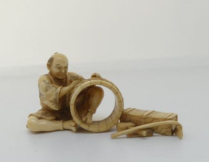 null SUJET en ivoire figurant un artisan tonnelier. Signé dans un cartouche. Japon...