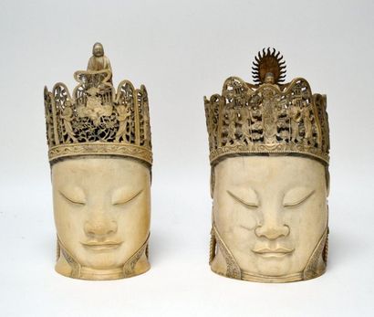 null Deux belles et rares TETES de BOUDDHAS en ivoire sculpté, les tiares finement...