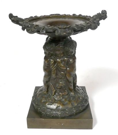 null Beau et rare VIDE-POCHE en bronze à patine médaille, en forme de fontaine, le...