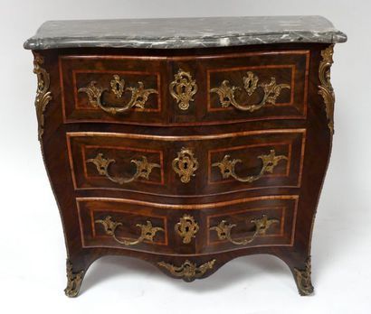 null COMMODE en placage et marqueterie de palissandre et bois de rose, ouvrant par...