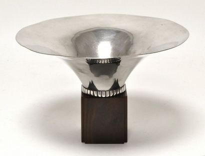 null Jacques-Emile RUHLMANN (1879-1933) (Dans le goût de). COUPE en métal argenté...