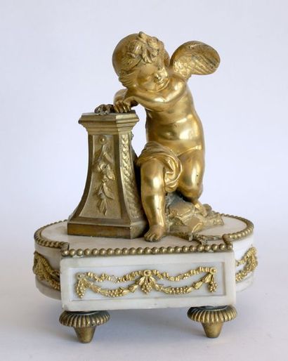 null SUJET en bronze doré et marbre blanc, ange assis accoudé sur une colonne tronquée,...
