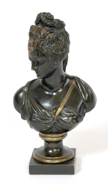 null Ecole française XIXe d'après la Renaissance. Buste de Diane. Bronze à patine...