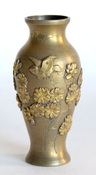 null Petit VASE en bronze doré à décor en relief de fleurs et oiseaux. Japon fin...