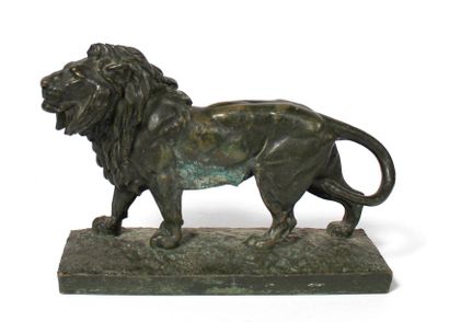 null Hippolyte HEIZLER (1828-1871) Lion. Bronze signé sur la terrasse. (Oxydations)....