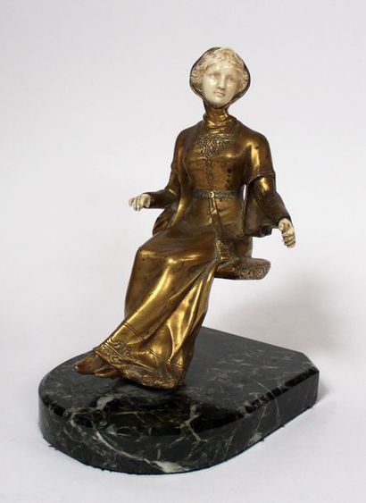 null Fortunato GORI (1895-1925). Femme assise. Bronze à patine dorée et ivoire. H....