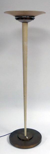 null Jean PERZEL (1892-1986) (Dans le goût de). LAMPADAIRE en tôle laquée crème,...