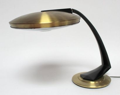 null FASE, Lampe de bureau pivotante modèle Boomerang en métal noir et doré. Signé...