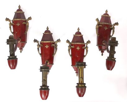 null Suite de quatre LAMPES Carcel en tôle rouge et dorée, à un bras de lumière,...