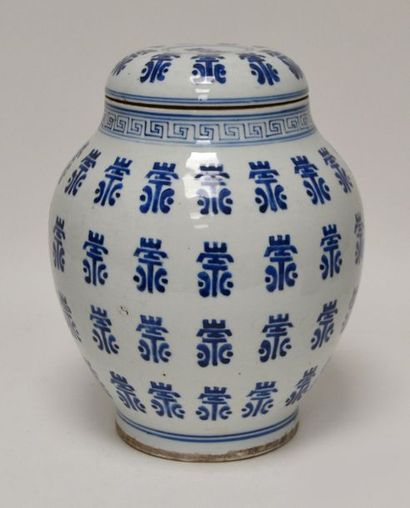 null VASE couvert en porcelaine de type bleu et blanc, à décor d'un semis de caractères...