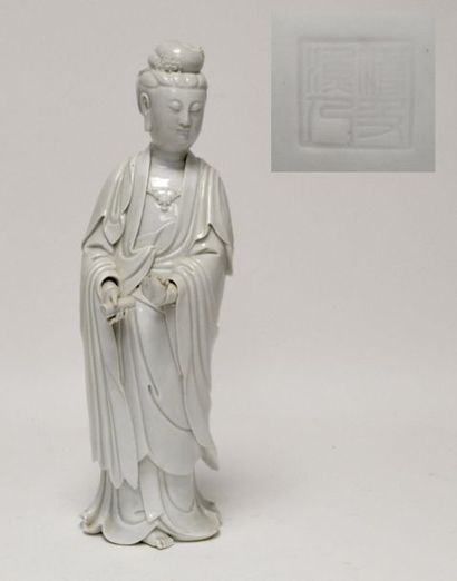 null GUANYIN en porcelaine type Blanc de Chine, debout tenant un rouleau. Une marque...