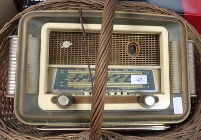 null Un PANIER en osier et une RADIO SONOLOR