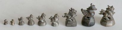 null Lot de neuf POIDS tibétains en bronze argenté.
