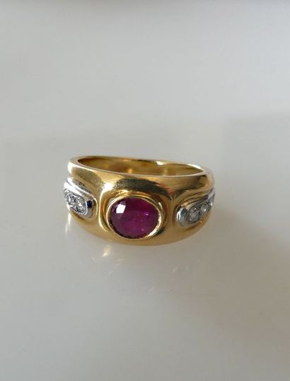 null BAGUE anneau en or jaune ornée d'un rubis ovale facetté en serti clos, rehaussé...