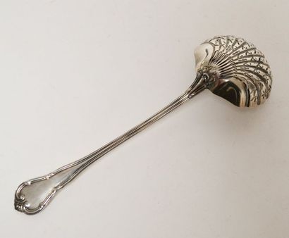 null CUILLER à SAUPOUDRER en argent, le cuilleron à cotes repercées, la spatule légèrement...