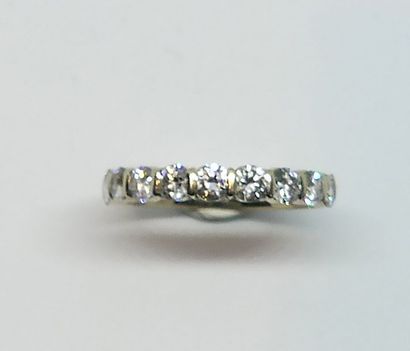 null DEMI-ALLIANCE en or blanc, sertie de onze diamants taille moderne. 
