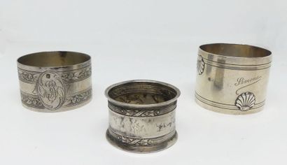 null TROIS ANNEAUX de SERVIETTES en argent guilloché, l'un chiffré, l'autre gravé...