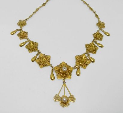 null COLLIER draperie en or jaune filigrane à motifs floraux et perles en pampilles....