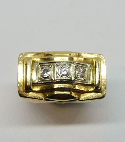 null CHEVALIERE en or jaune sertie de trois diamants sur or blanc. vers 1940. Poids...