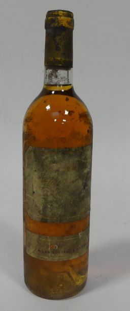 null Un bouteille CHATEAU D'YQUEM, 1982 (étiquette très abimée)