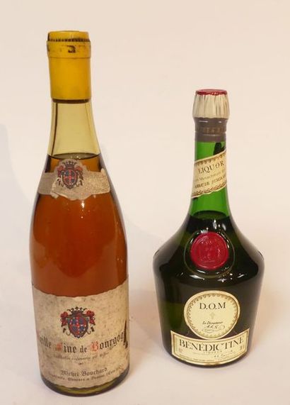 null Une bouteille de VIEILLE FINE DE BOURGOGNE et une bouteille de BENEDICTINE