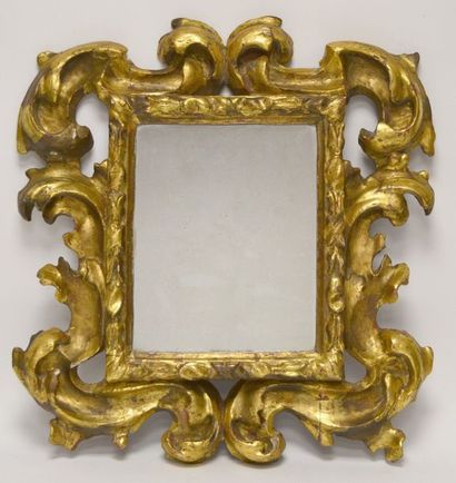 null GLACE carrée en bois doré à décor de feuillages Rocaille. Italie, XVIIIe. 58...
