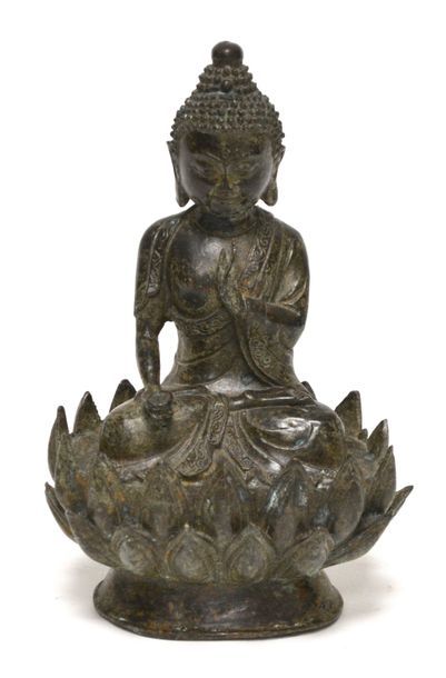 null Petit BOUDDHA reliquaire en bronze à patine brun-vert, assis sur un un lotus...