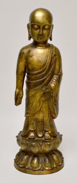 null BOUDDHA en bronze doré, debout sur un lotus. Tibet. H. 49 cm (petites usures...