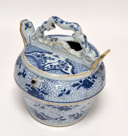 null POT-A-EAU en porcelaine émaillée de type bleu et blanc, à décor floral. Chine....