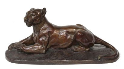 null Clovis-Edmond MASSON (1838-1913) Lionne couchée. Bronze à patine brune signée....