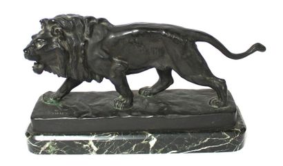 null Henri VIDAL (1864-1918) Lion rugissant. Bronze à patine brun-vert signé. Socle...