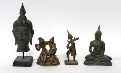 null Lot de quatre SUJETS asiatique en bronze : Tête Bouddha Thaï, Bouddha Thaï assis,...