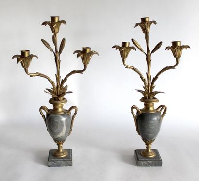 null Paire de CANDELABRES en marbre gris turquin et bronze droé, en forme de vase...