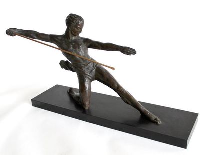 null *Michel DECOUX (1837-1924) Athlète au javelot. Bronze à patine brune signé,...