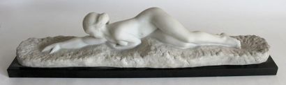 null *Amadéo GENNARELLI (1881-1943) Femme nue allongée. Marbre blanc signé "A. GENNARELLI"...