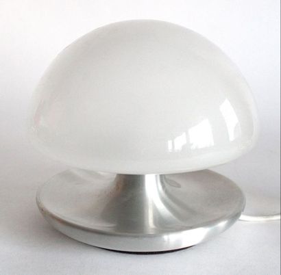 null Petite LAMPE champignon en verre dépoli blanc et aluminium. Vers 1970. H. 21...