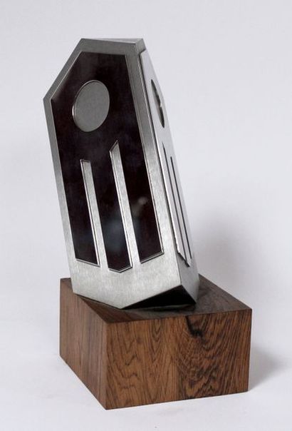 null Georges JOUÉ, né en 1931 SCULPTURE en inox et bois, FACOM. Signée. H. 31 cm