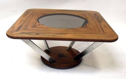 null Georges JOUE, né en 1931. TABLE basse, le plateau carré en bois à angles arrondis,...