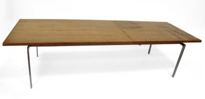 null TABLE basse, le plateau rectangulaire en bois plaqué de bois clair, le piètement...