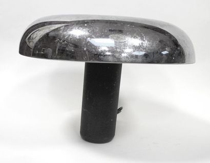 null LUMENFORM. LAMPE de table en métal chromé et noirci. Vers 1970. (Usures). H....