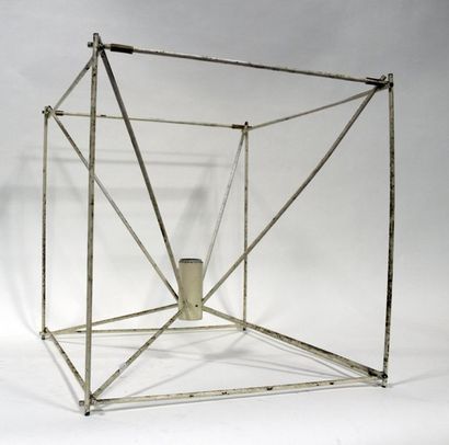 null Kim MOLTZER (1938) LAMPE de TABLE cubique en tube de métal laqué blanc, la lumière...