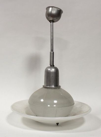 null Importante SUSPENSION en verre blanc et métal. Vers 1950-60. H. 70 cm