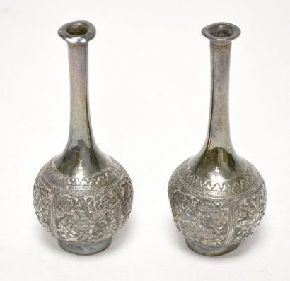 null Paire de VASES SOLIFLORES en argent, à décor ciselé et long col, travail chinois....