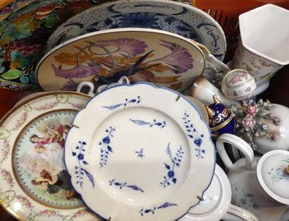 null LOT de faïences et porcelaines diverses comprenant plats, service à café, e...