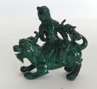 null Sujet en malachite sculptée: personnage chevauchant un chien de Fo. Chine