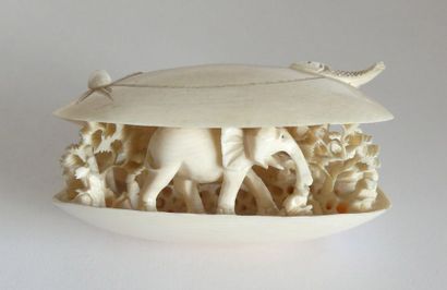 null *COQUILLAGE en ivoire sculpté à décor d'animaux, personnages et frondaisons....